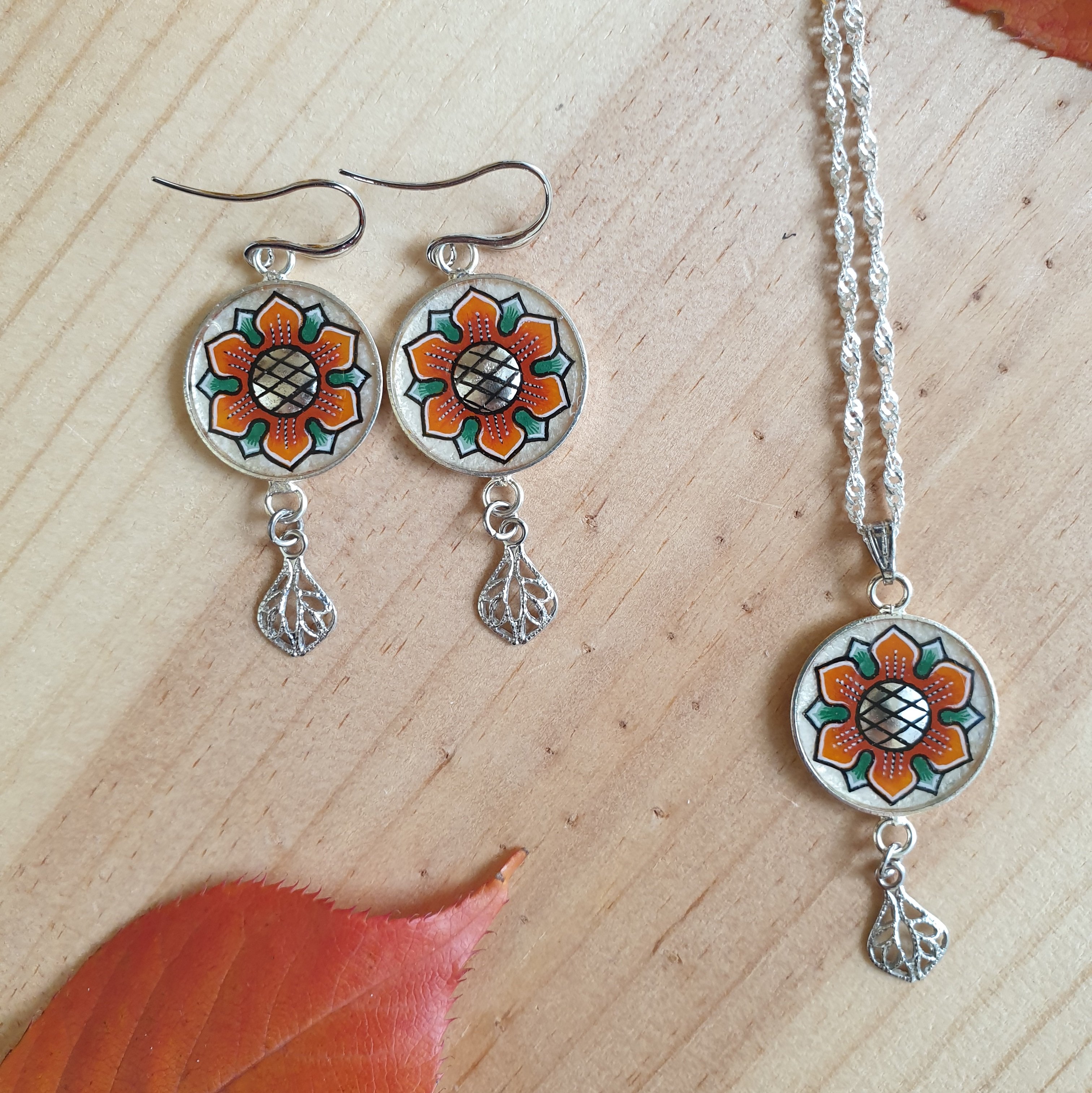 Ketting met oranje/gouden lentebloem hanger aan zilveren ketting