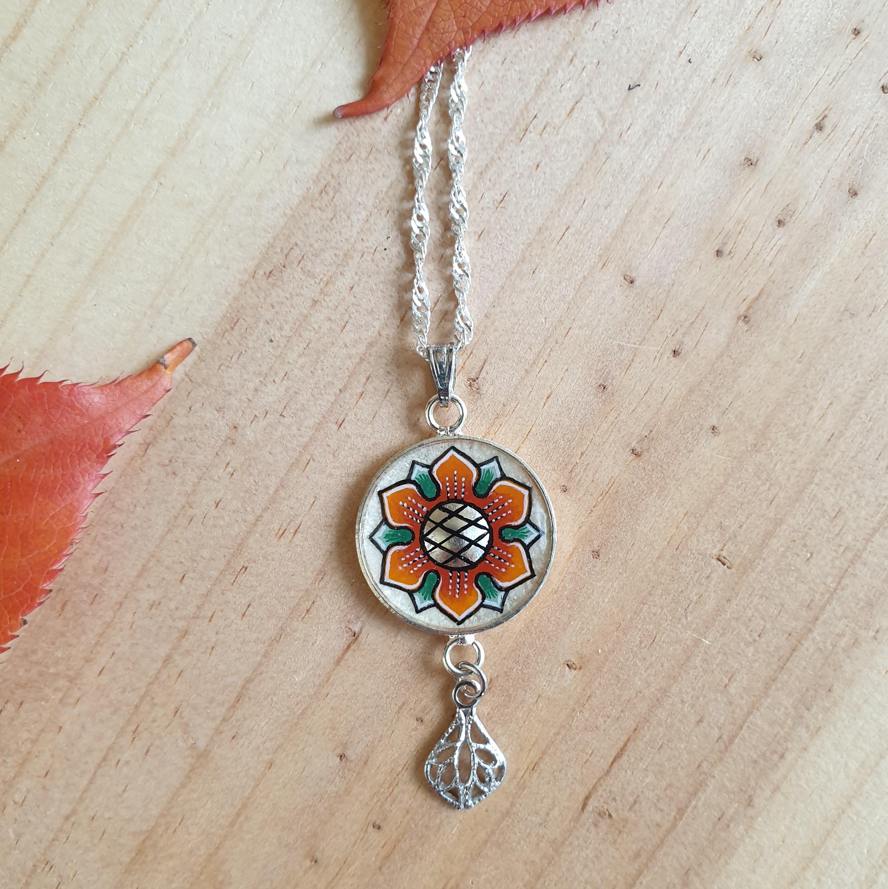 Ketting met oranje/gouden lentebloem hanger aan zilveren ketting