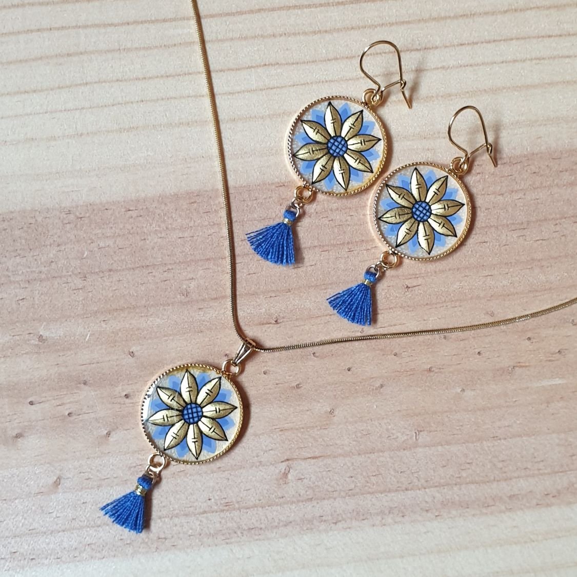Goud/blauwe bloemen hanger ketting aan gouden ketting