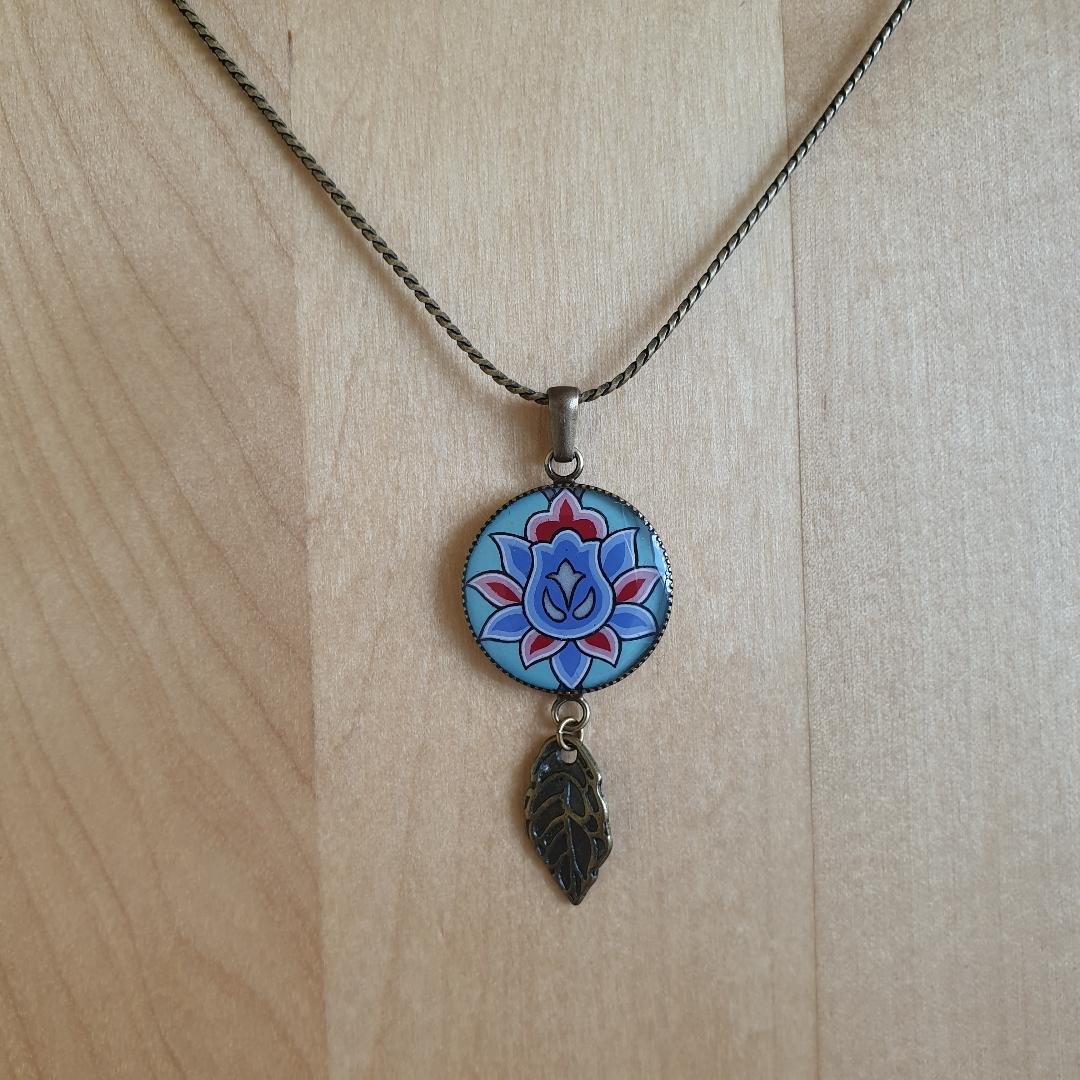 Groen/blauw/roze bloemen hanger ketting aan zilveren ketting