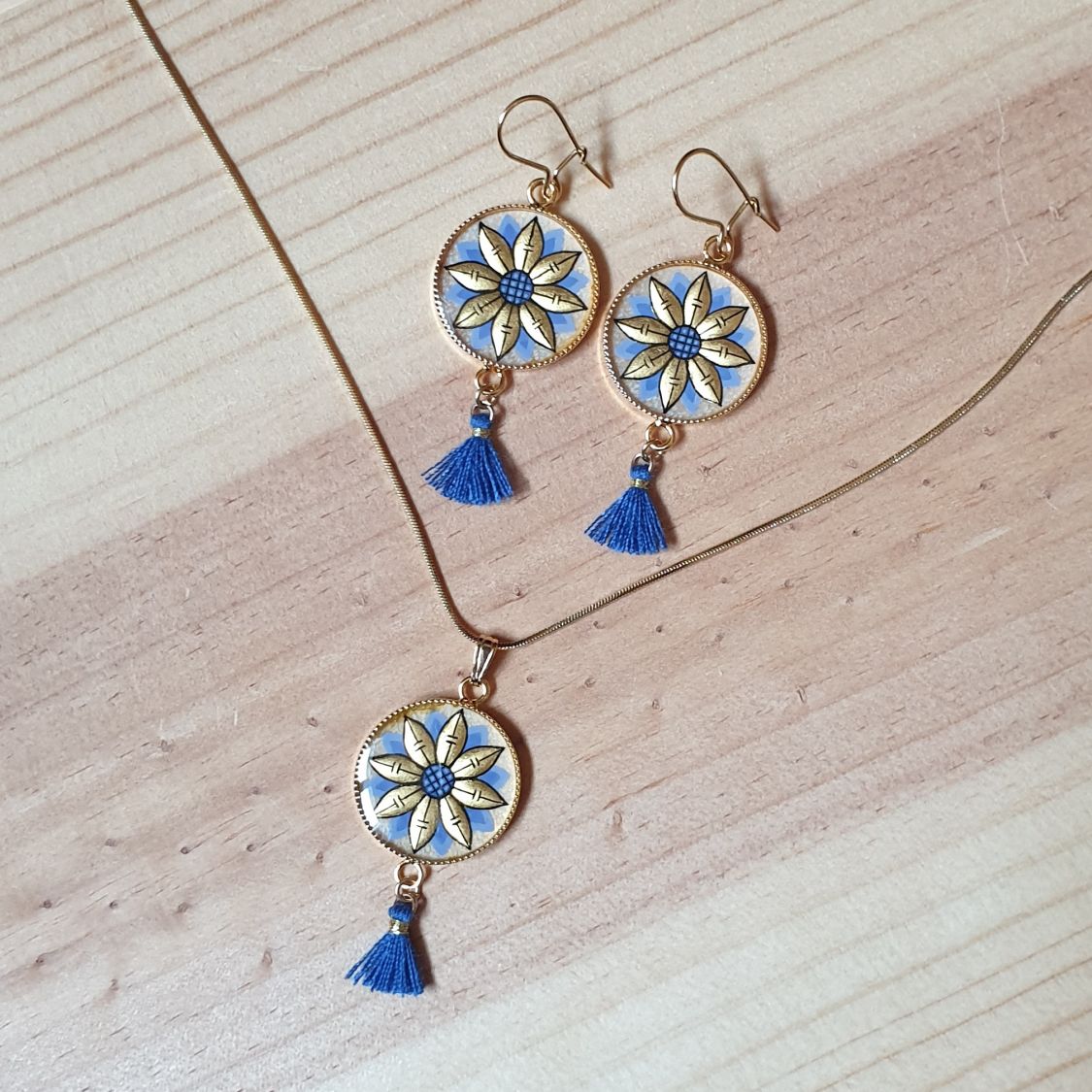 Goud/blauwe bloemen hanger ketting aan gouden ketting