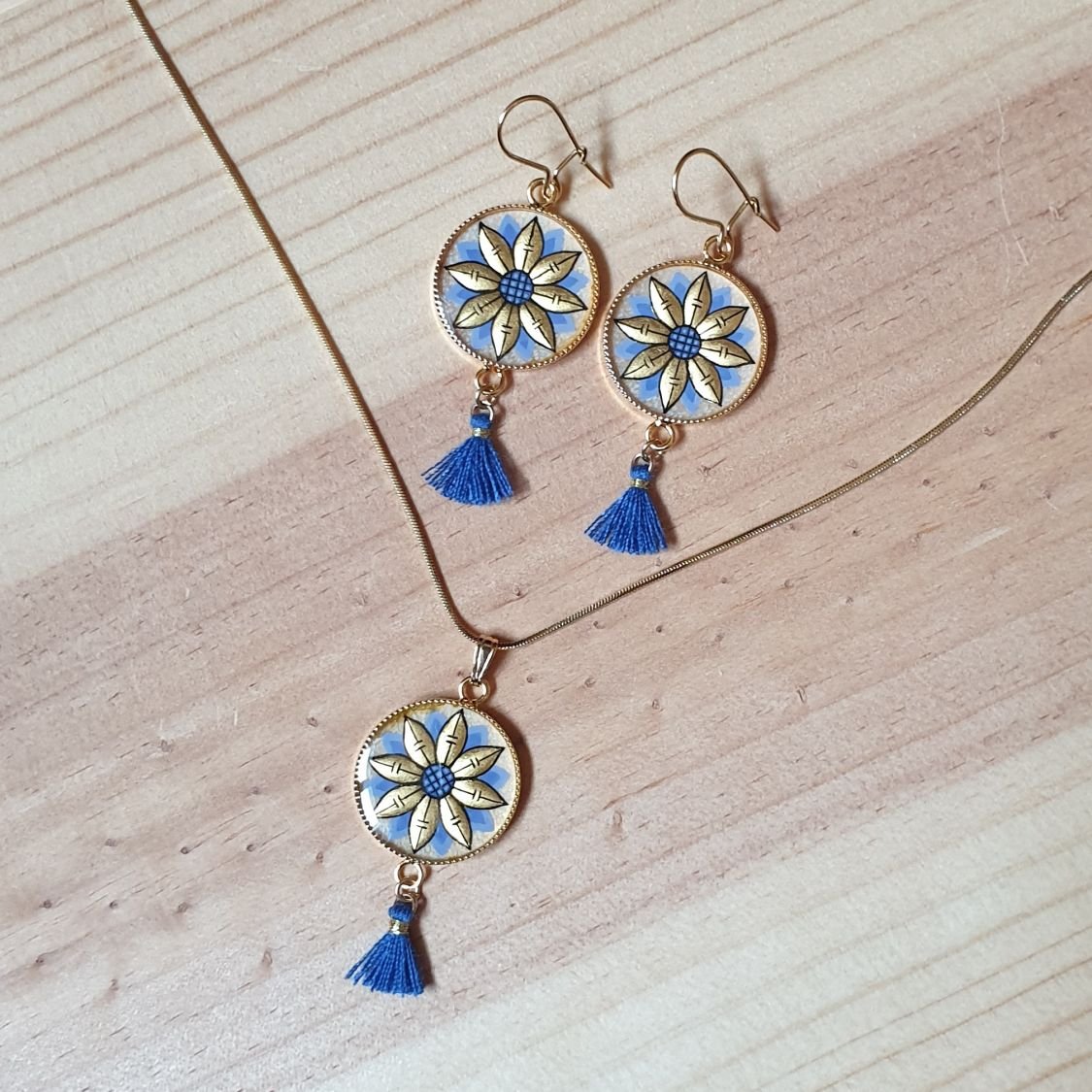 Goud/blauwe bloemen hanger ketting aan gouden ketting
