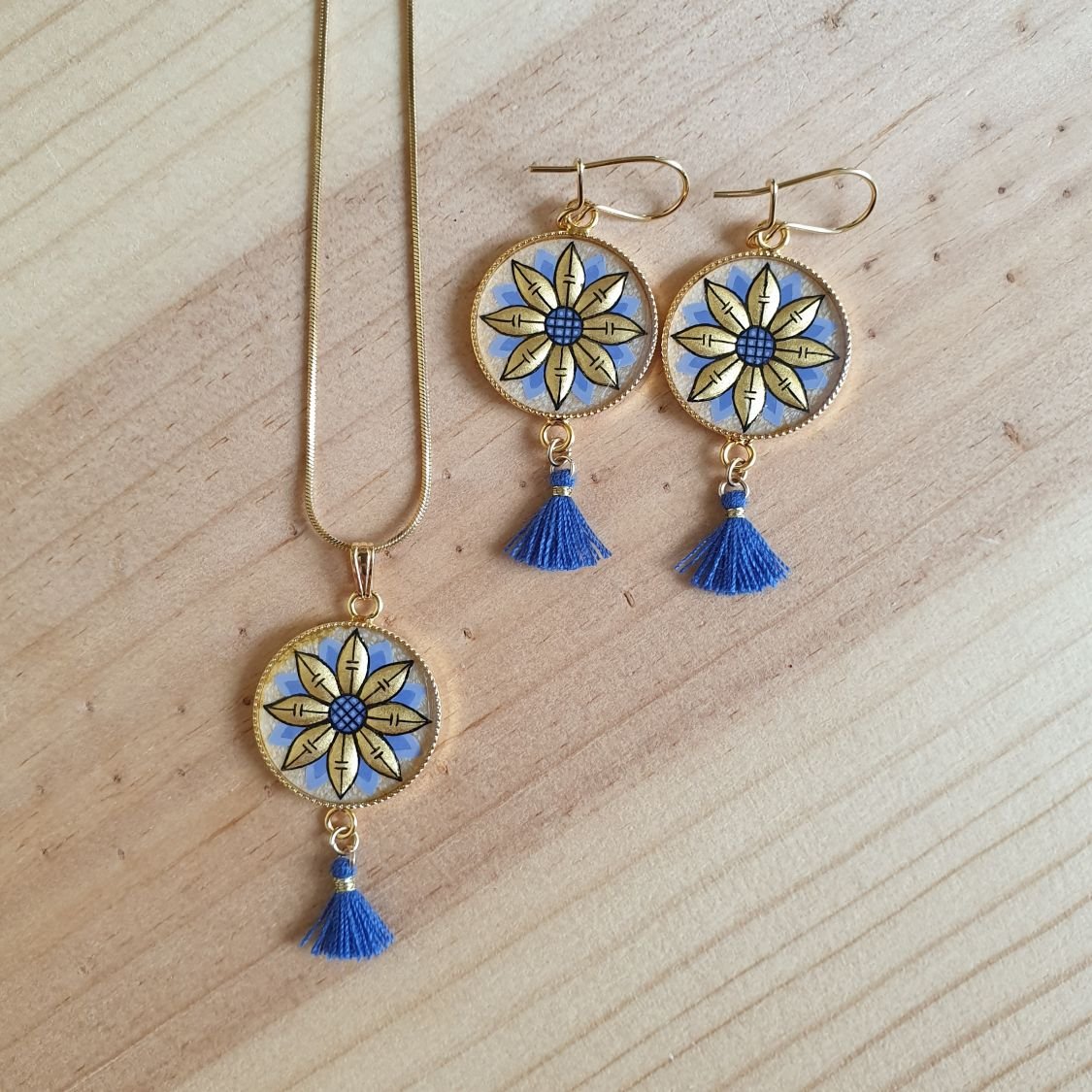 Goud/blauwe bloemen hanger ketting aan gouden ketting