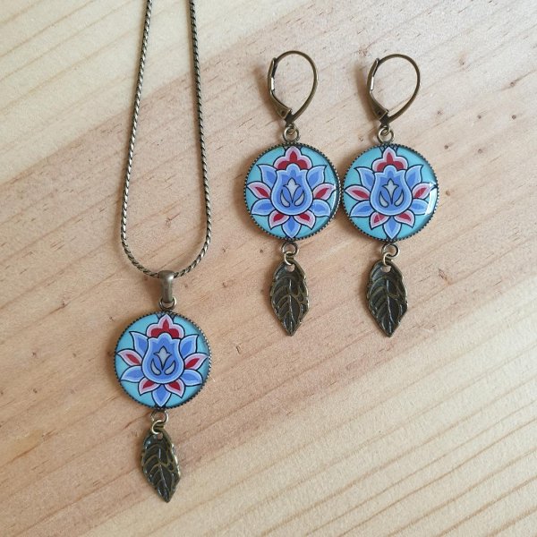 Groen/blauw/roze bloemen hanger ketting aan zilveren ketting