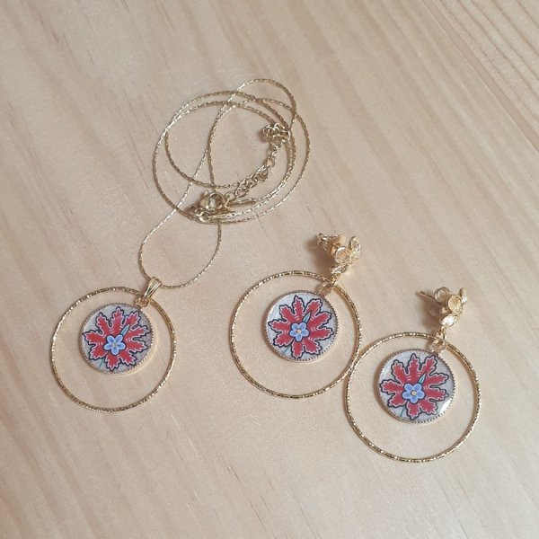 Collier pendentif fleur orientale rouge sur cha&icirc;ne dor&eacute;e