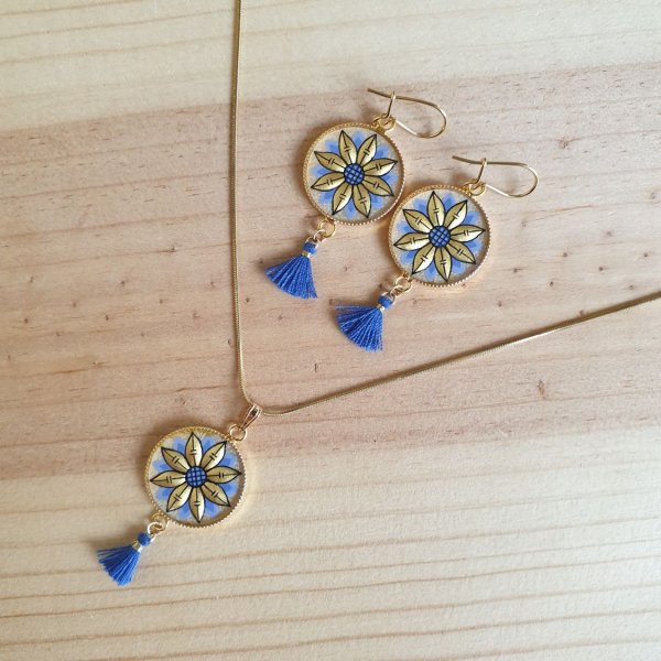 Goud/blauwe bloemen hanger ketting aan gouden ketting