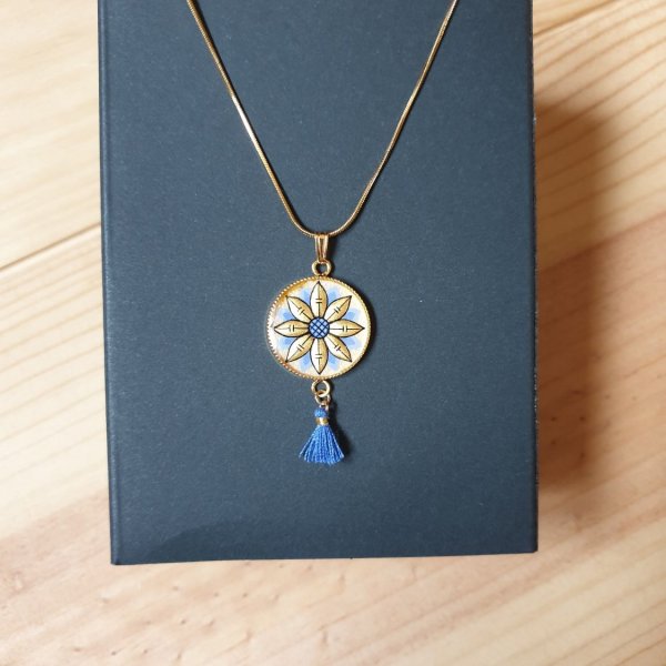 Goud/blauwe bloemen hanger ketting aan gouden ketting