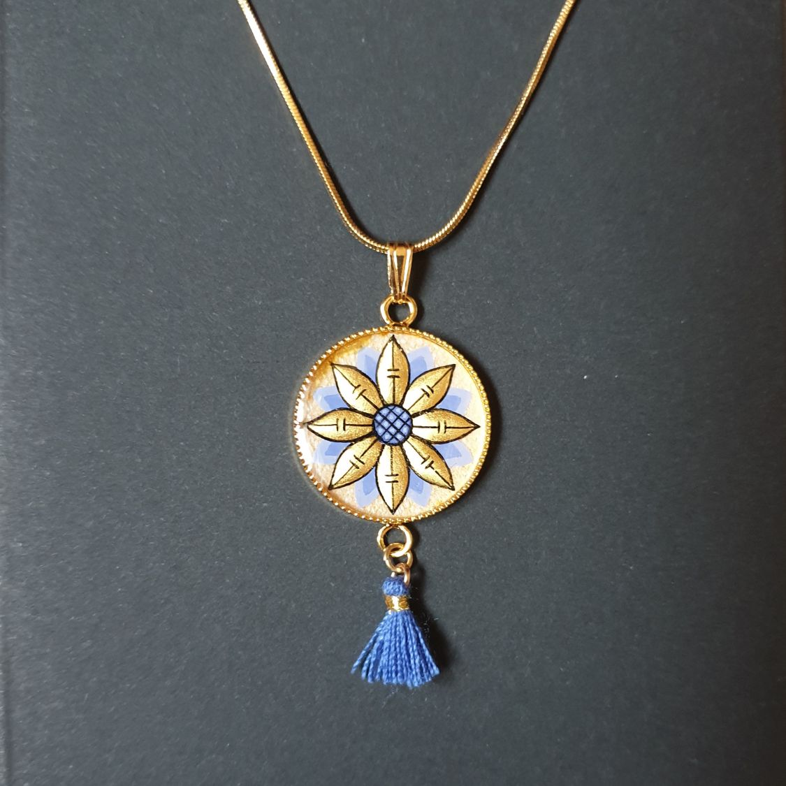 Goud/blauwe bloemen hanger ketting aan gouden ketting