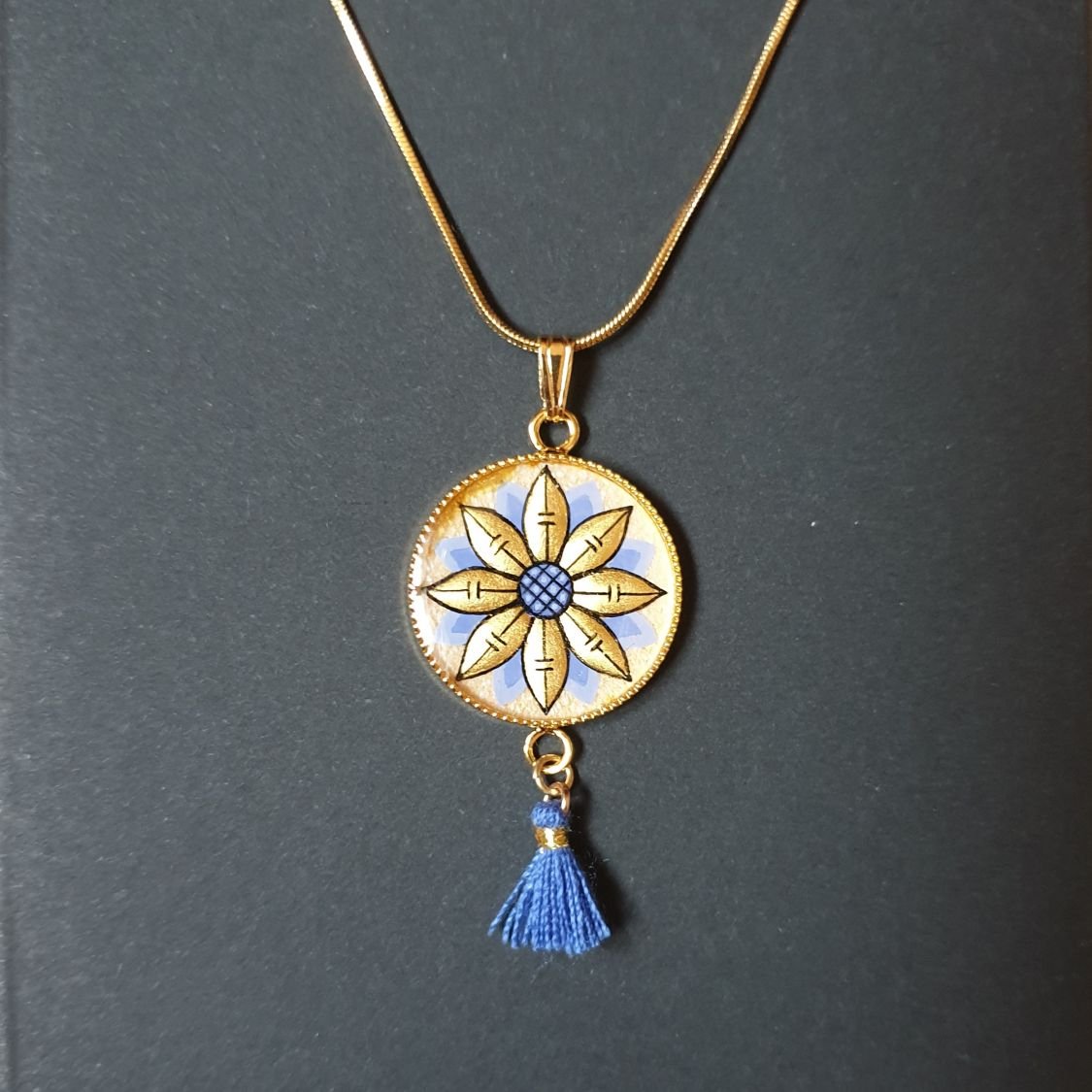 Goud/blauwe bloemen hanger ketting aan gouden ketting