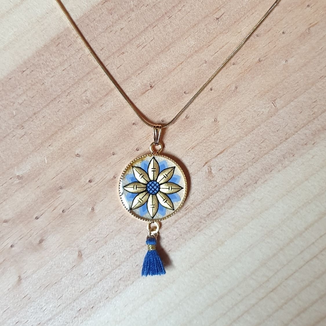 Goud/blauwe bloemen hanger ketting aan gouden ketting