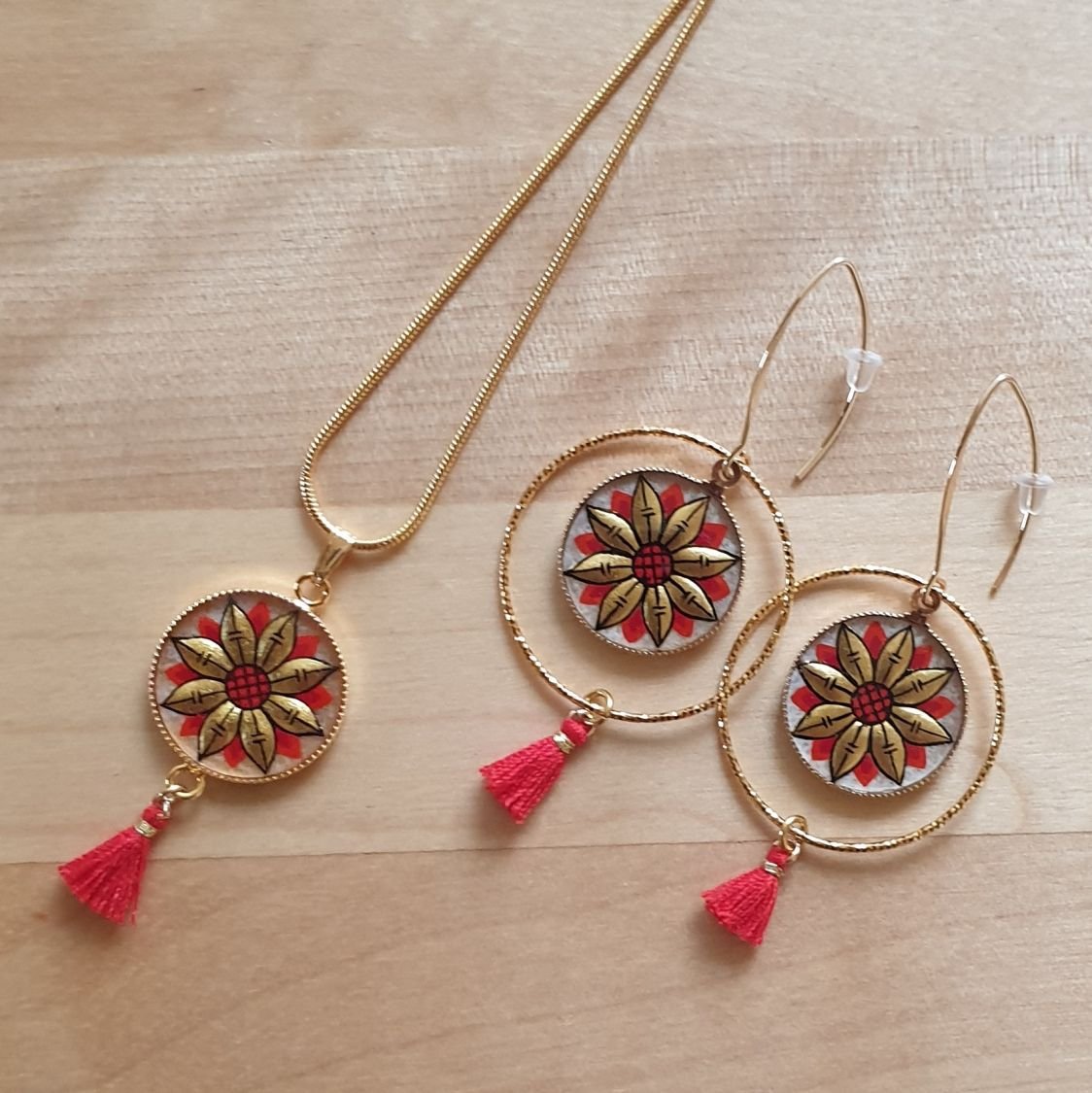 Goud/blauwe bloemen hanger ketting aan gouden ketting