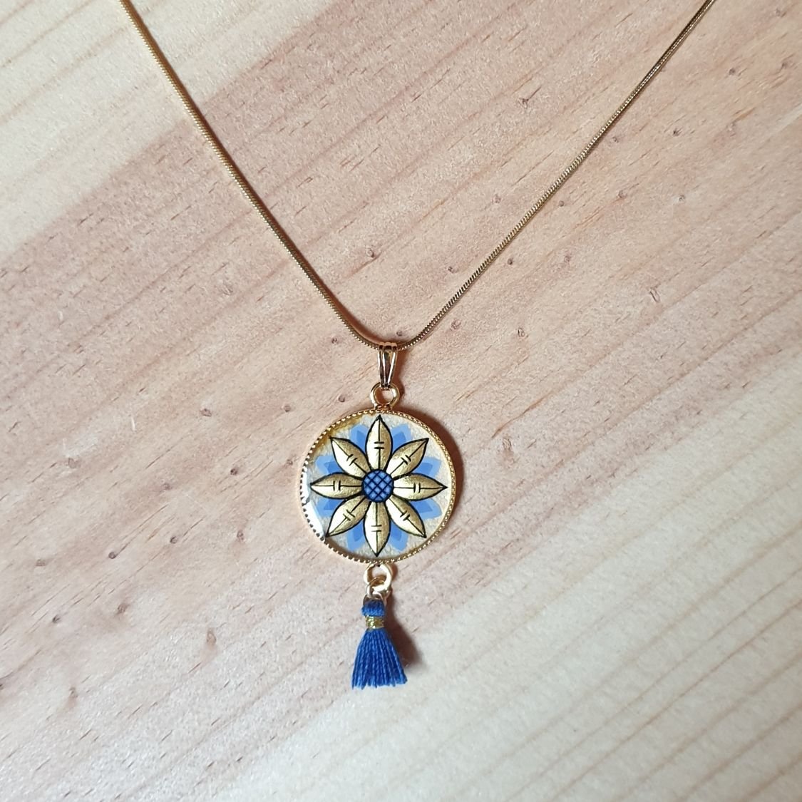 Goud/blauwe bloemen hanger ketting aan gouden ketting