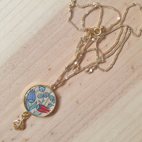 Kettinghanger verlichte oosterse bloemen om de hals of halsketting
