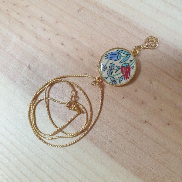 Kettinghanger verlichte oosterse bloemen om de hals of halsketting