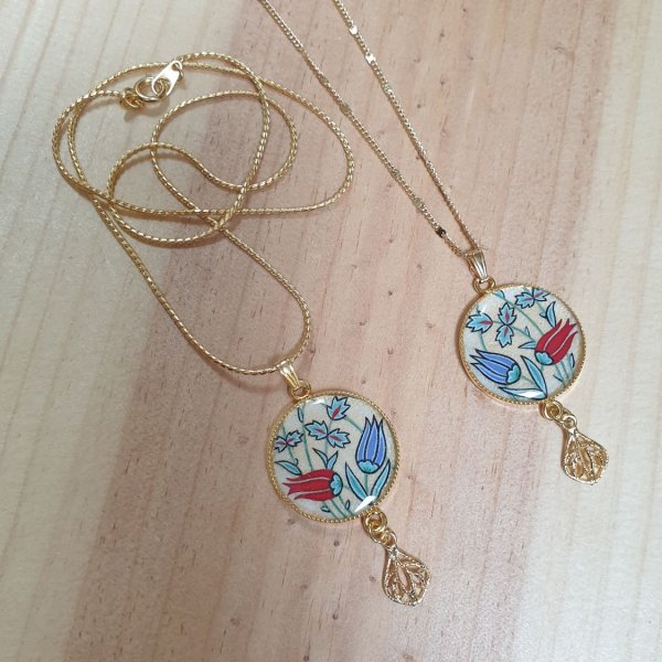 Kettinghanger verlichte oosterse bloemen om de hals of halsketting