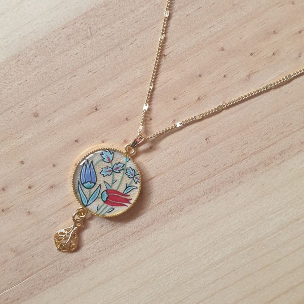 Kettinghanger verlichte oosterse bloemen om de hals of halsketting