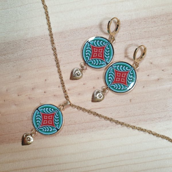 Collier pendentif motif v&eacute;g&eacute;tal m&eacute;di&eacute;val