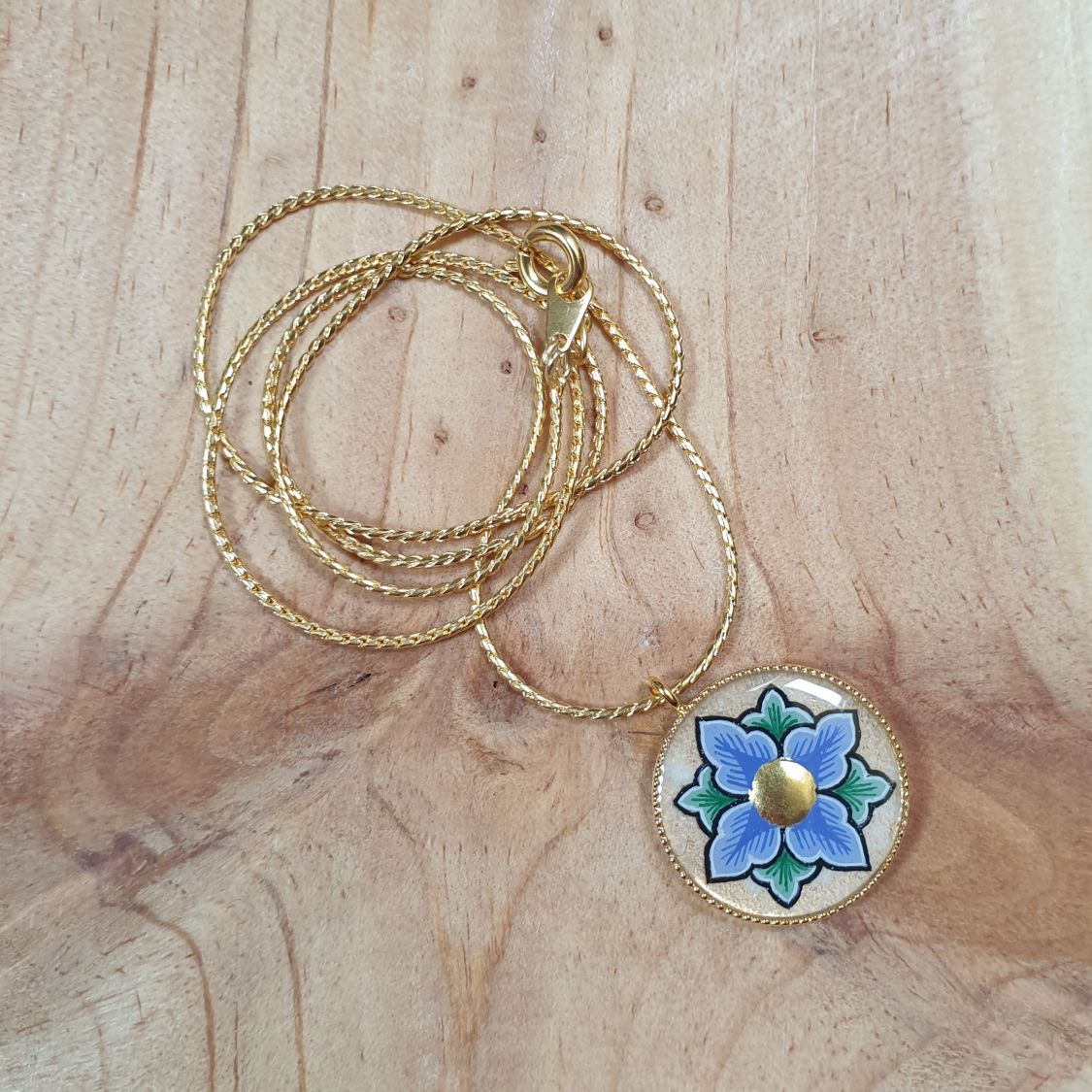 Ketting met roze of blauwe bloemen aan gouden ketting