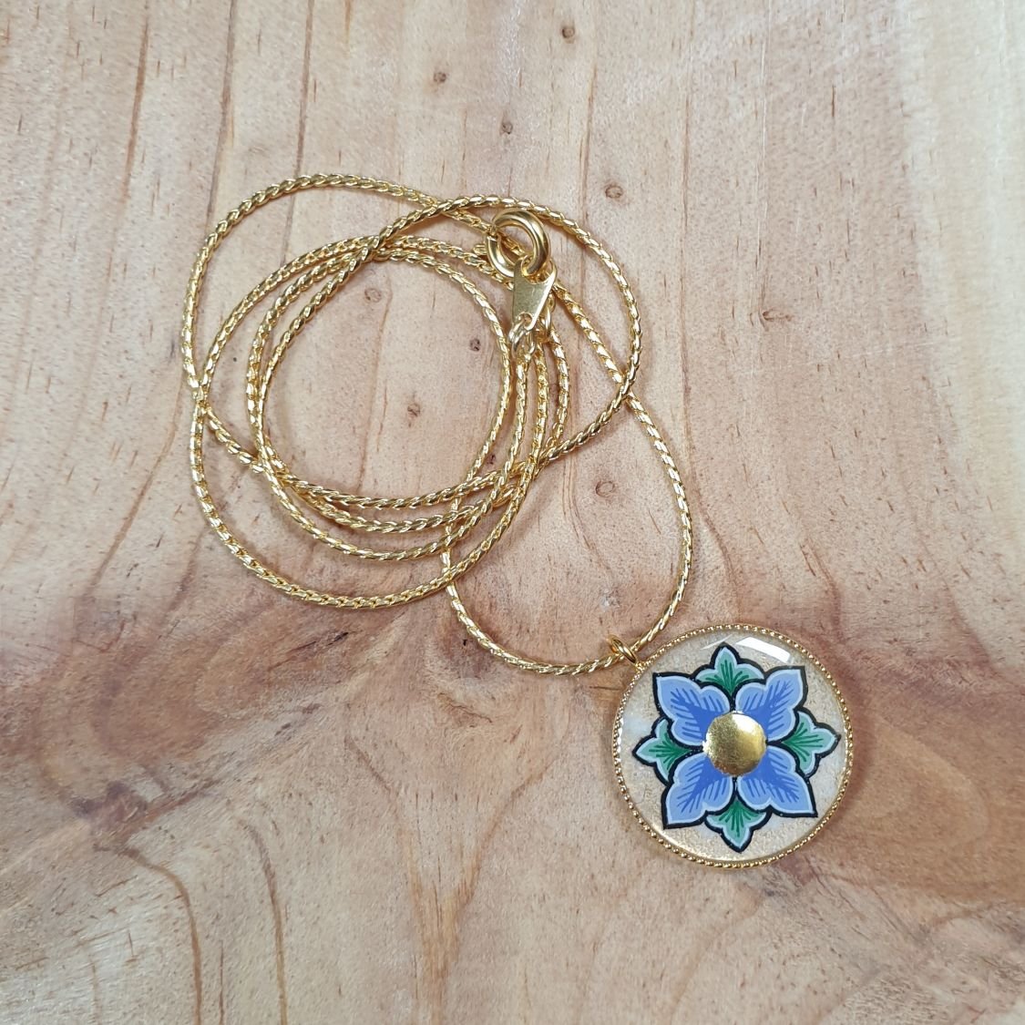 Ketting met roze of blauwe bloemen aan gouden ketting