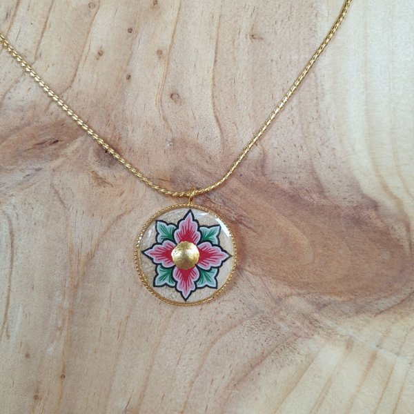 Ketting met roze of blauwe bloemen aan gouden ketting