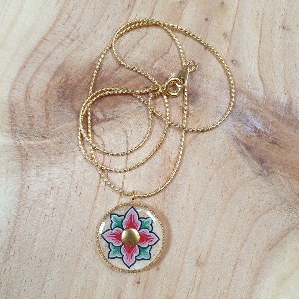 Ketting met roze of blauwe bloemen aan gouden ketting