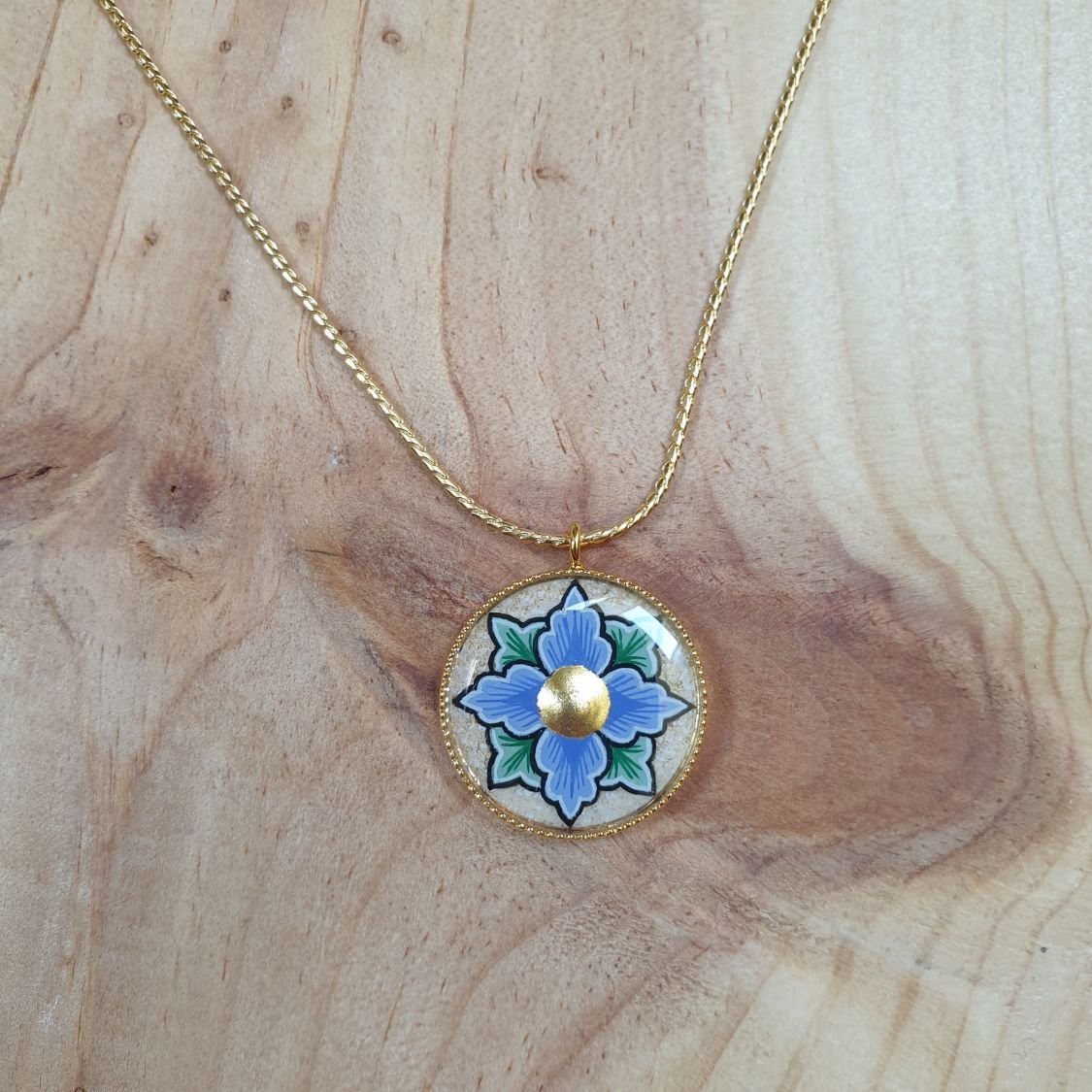 Ketting met roze of blauwe bloemen aan gouden ketting