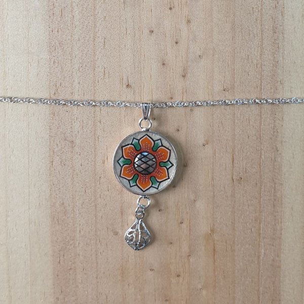 Ketting met oranje/gouden lentebloem hanger aan zilveren ketting