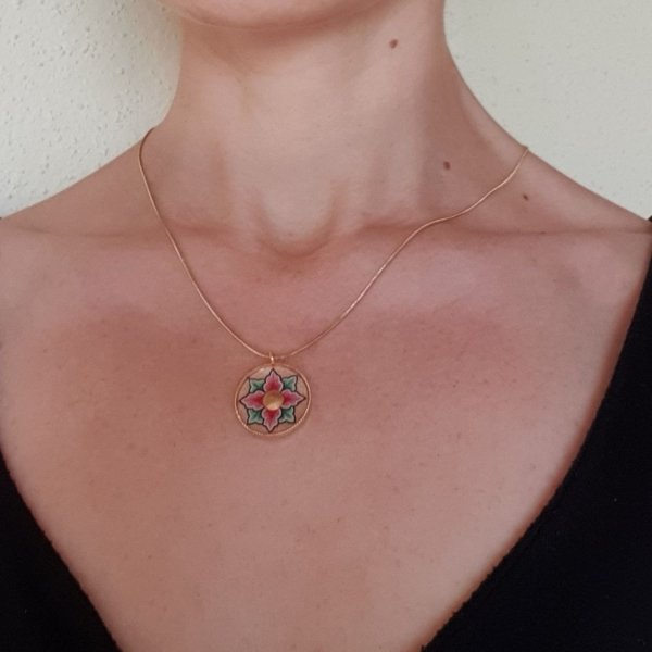 Ketting met roze of blauwe bloemen aan gouden ketting