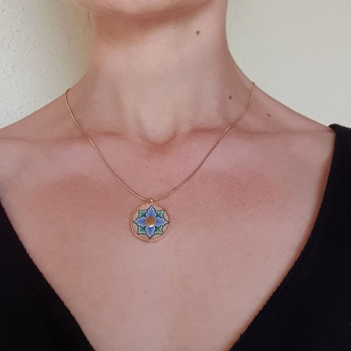 Ketting met roze of blauwe bloemen aan gouden ketting