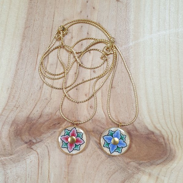 Ketting met roze of blauwe bloemen aan gouden ketting