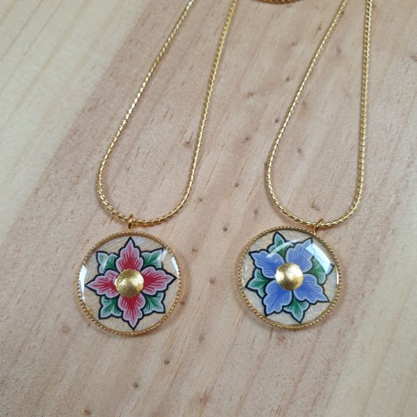 Ketting met roze of blauwe bloemen aan gouden ketting