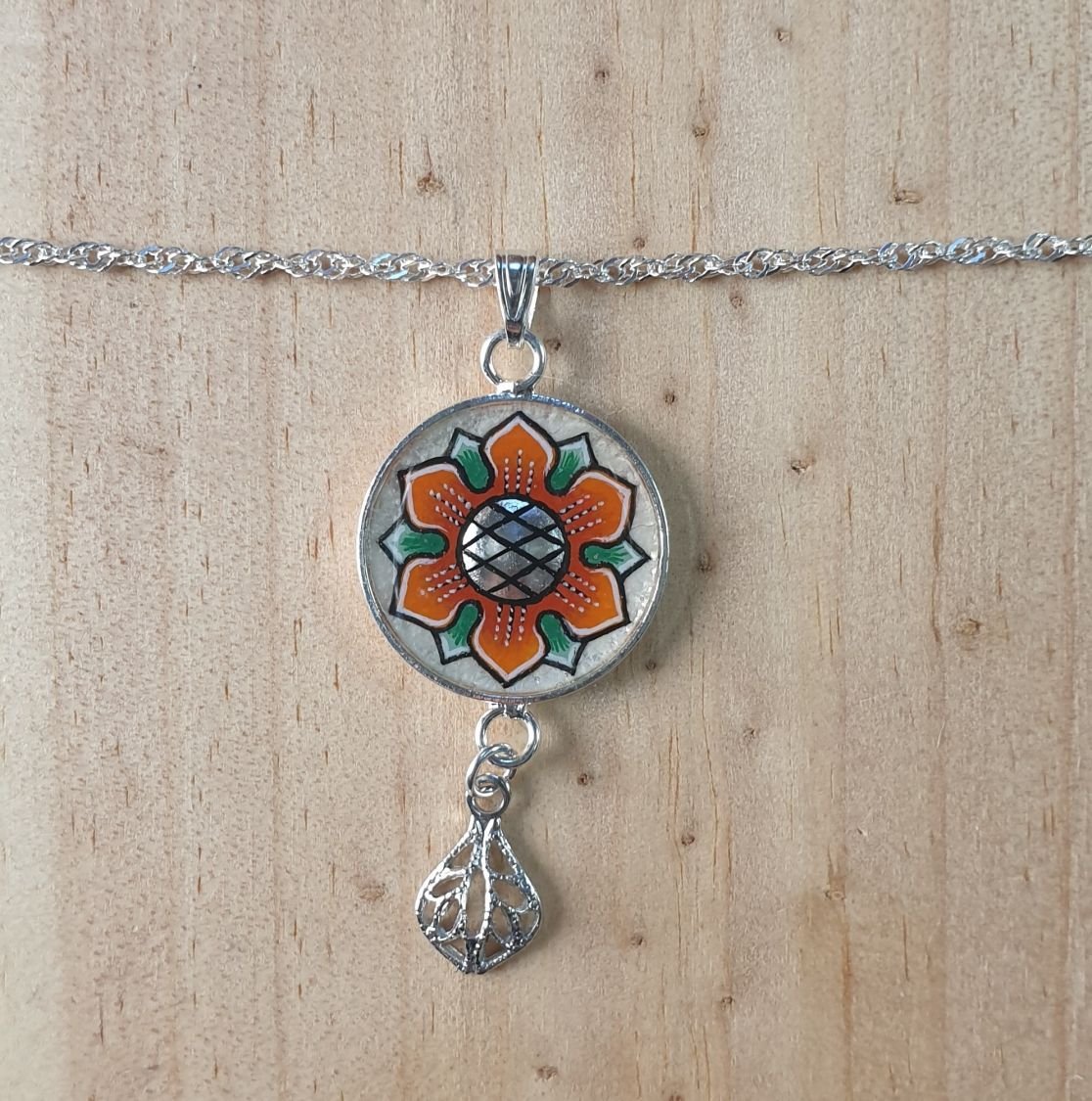 Ketting met oranje/gouden lentebloem hanger aan zilveren ketting