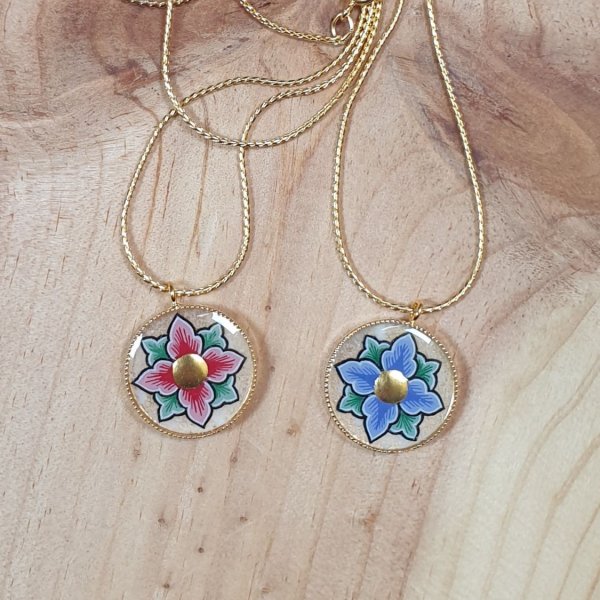 Ketting met roze of blauwe bloemen aan gouden ketting