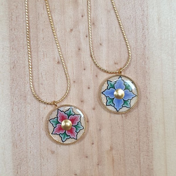 Ketting met roze of blauwe bloemen aan gouden ketting