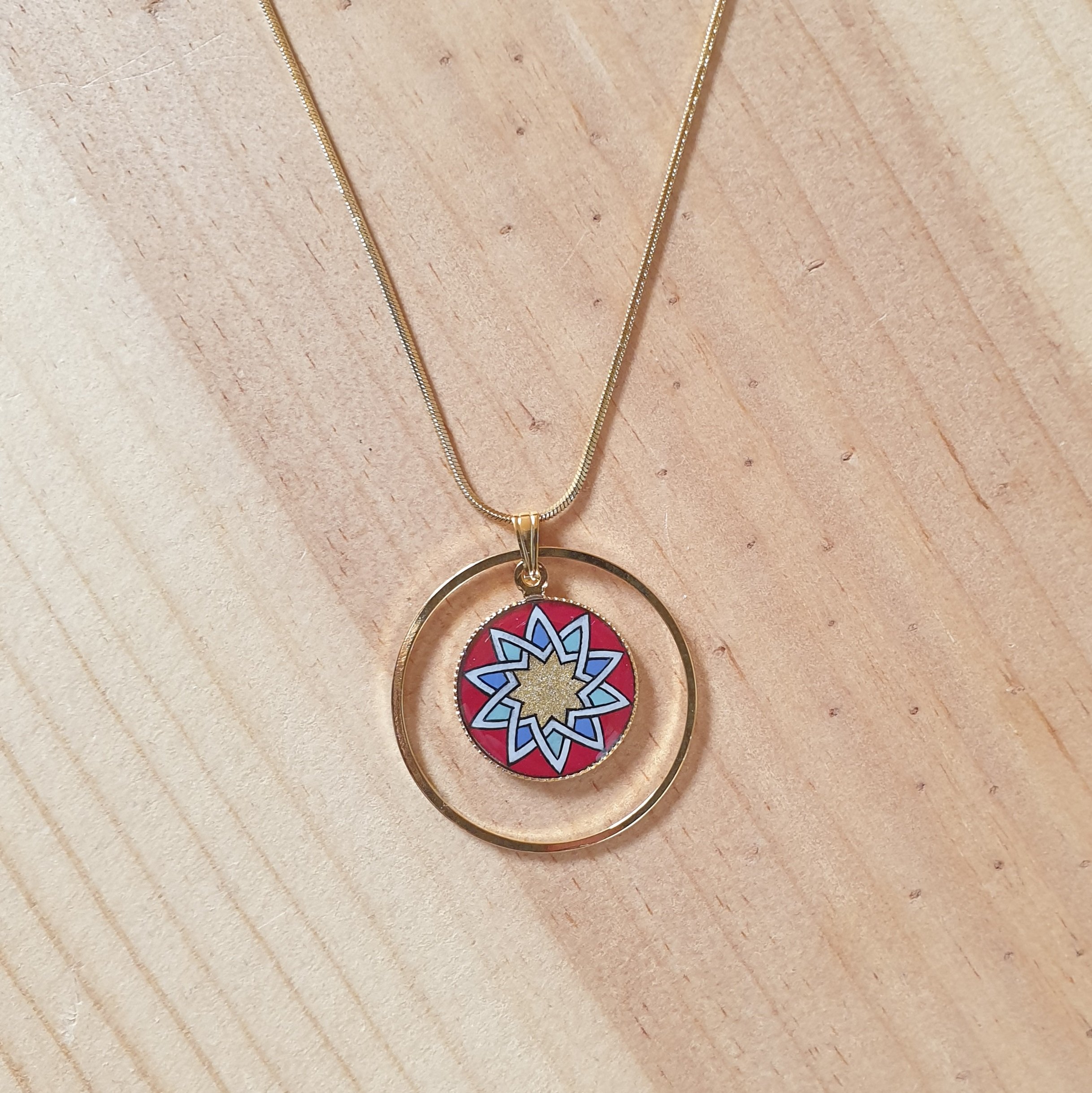 Goud/rood/blauw/groen rozet hanger ketting aan gouden ketting