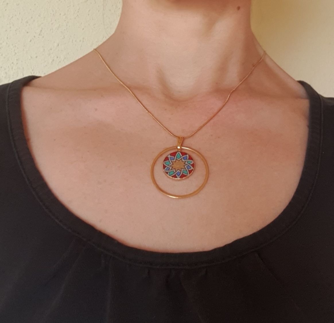 Goud/rood/blauw/groen rozet hanger ketting aan gouden ketting