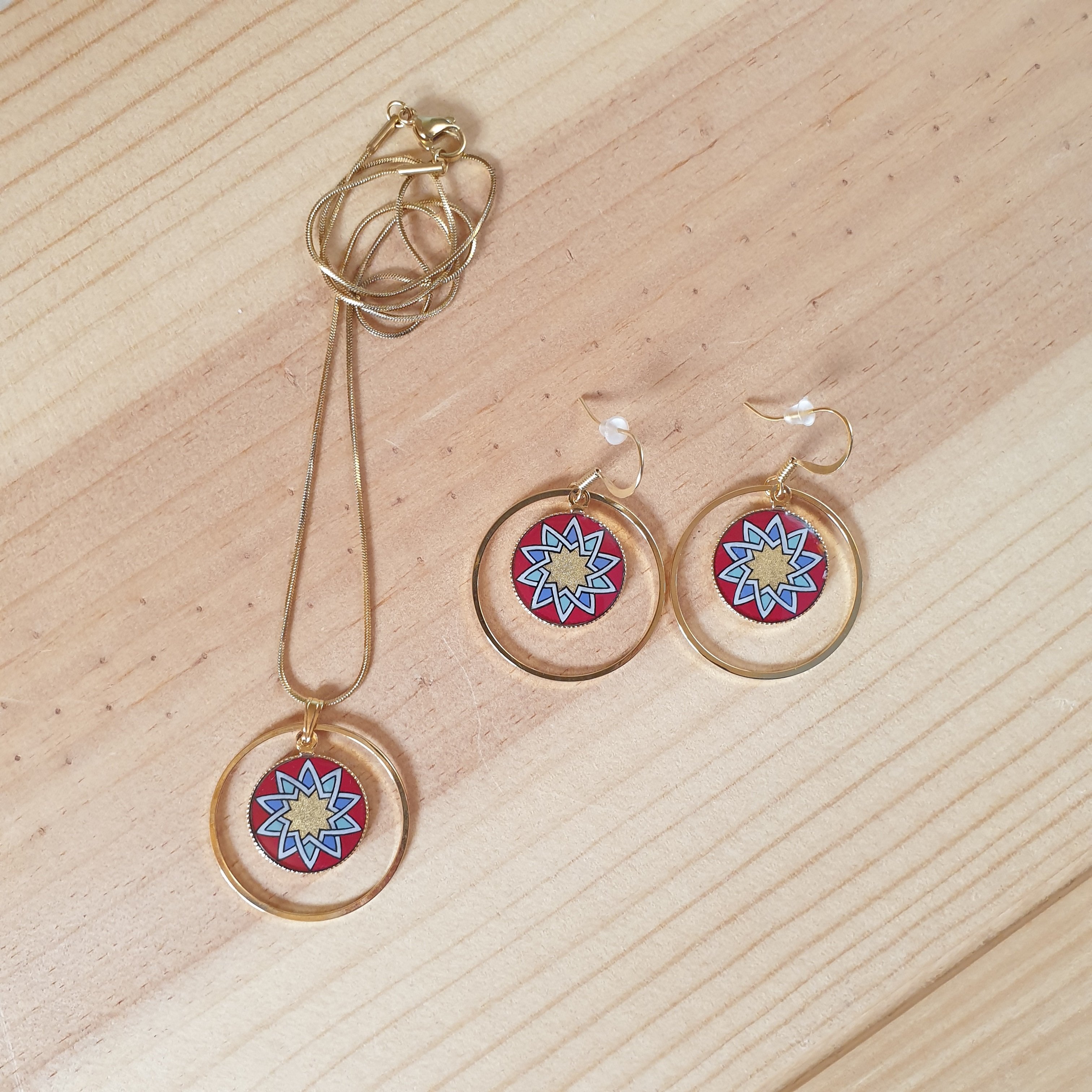 Goud/rood/blauw/groen rozet hanger ketting aan gouden ketting