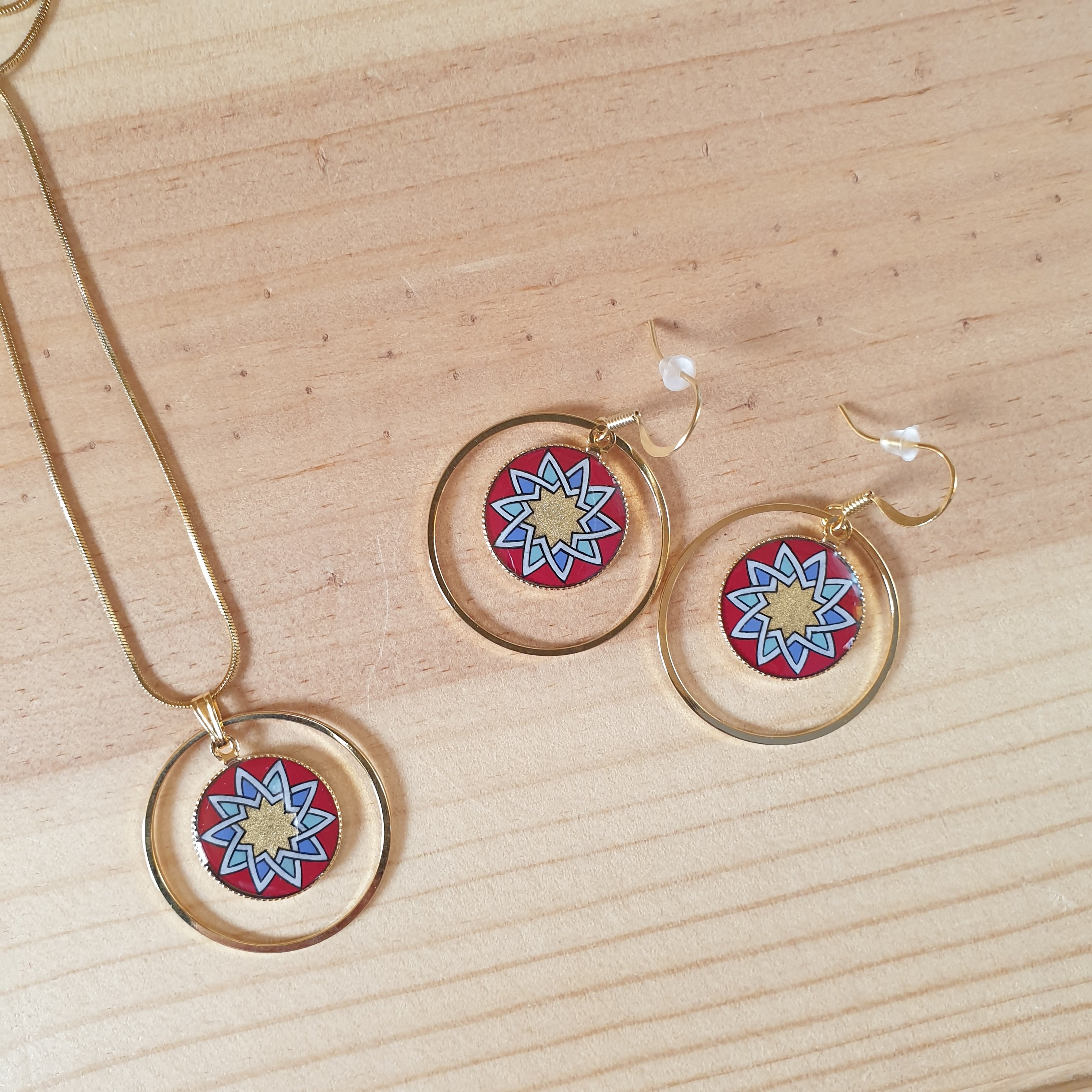 Goud/rood/blauw/groen rozet hanger ketting aan gouden ketting