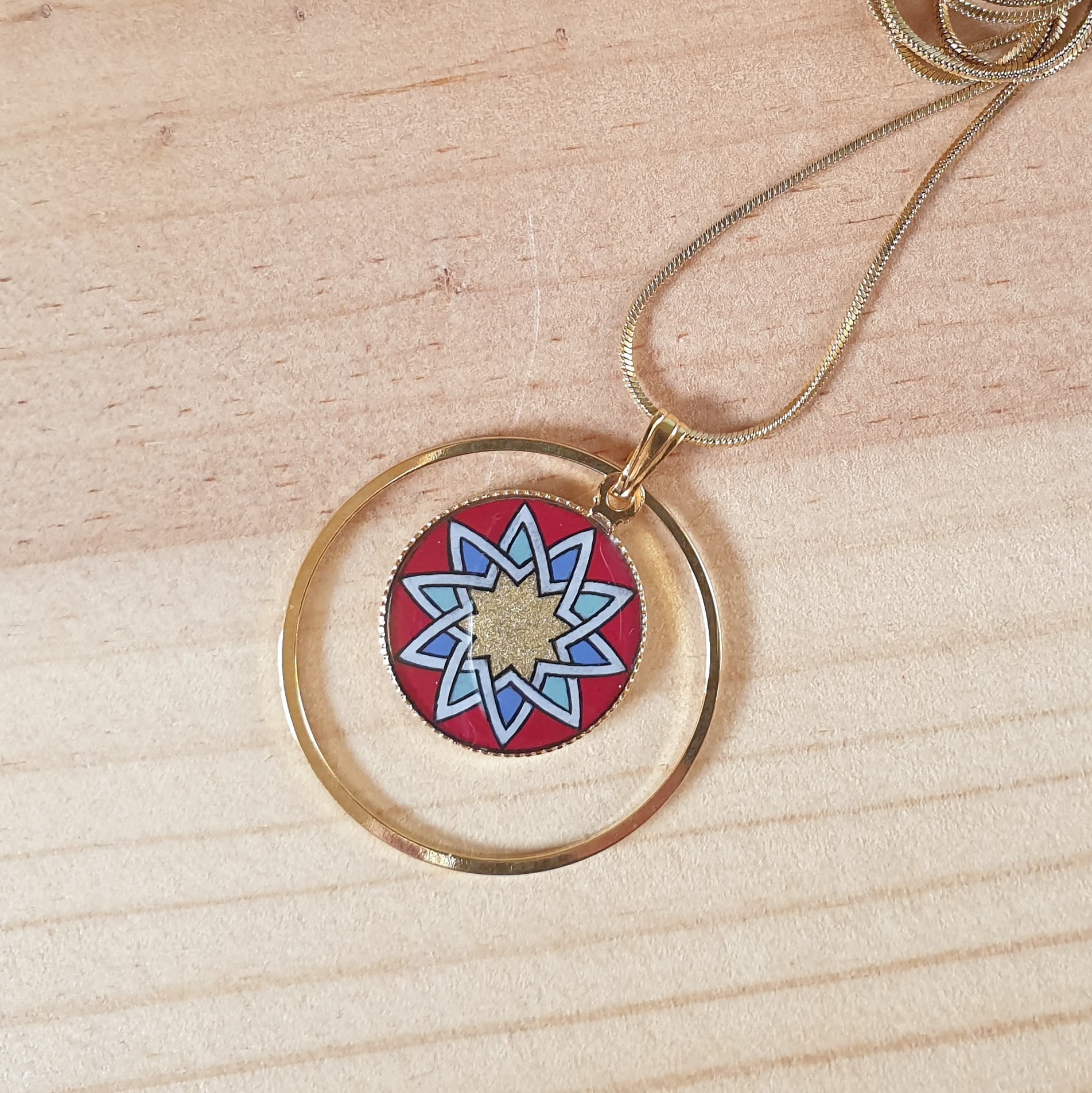 Goud/rood/blauw/groen rozet hanger ketting aan gouden ketting