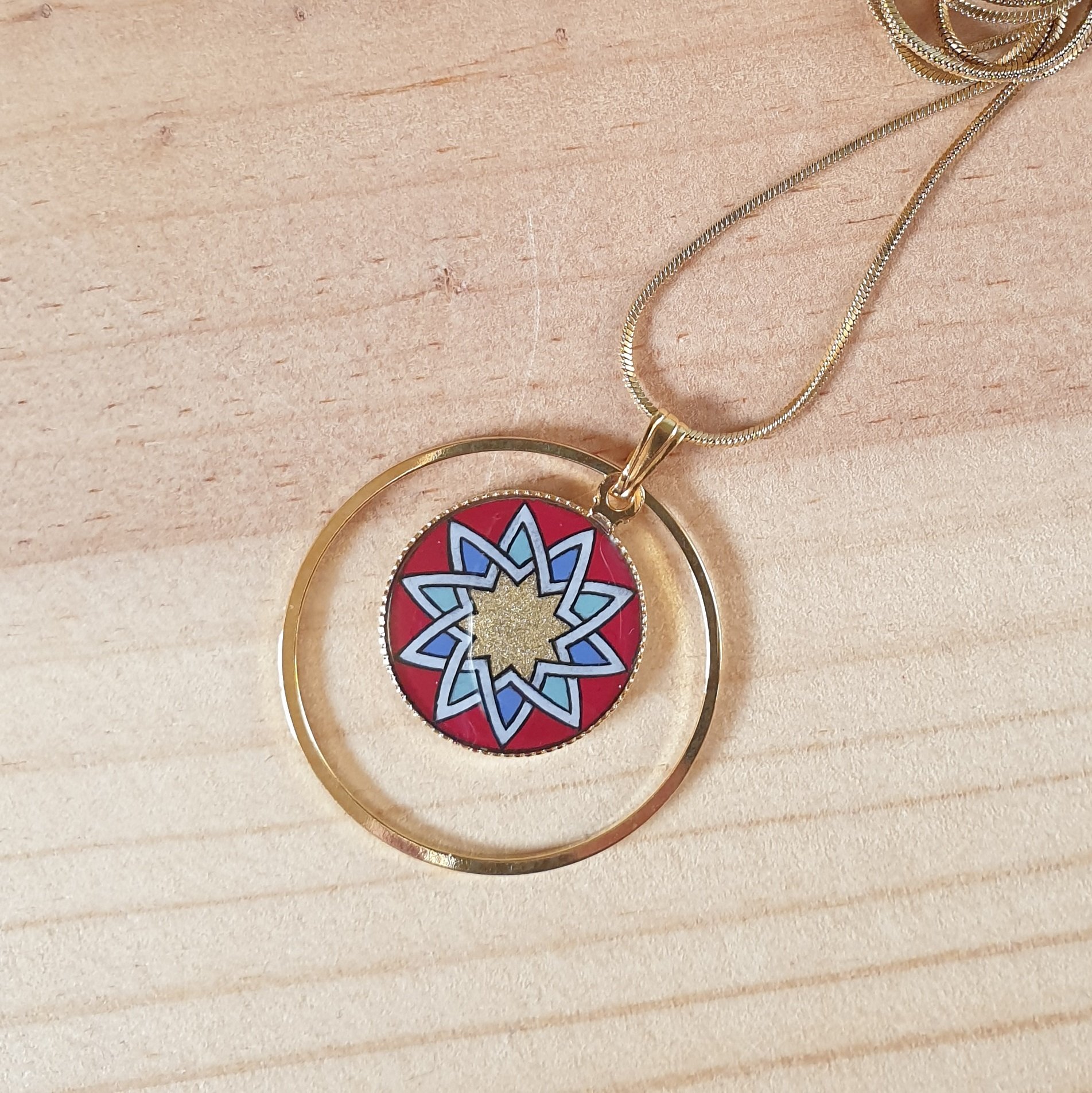 Goud/rood/blauw/groen rozet hanger ketting aan gouden ketting