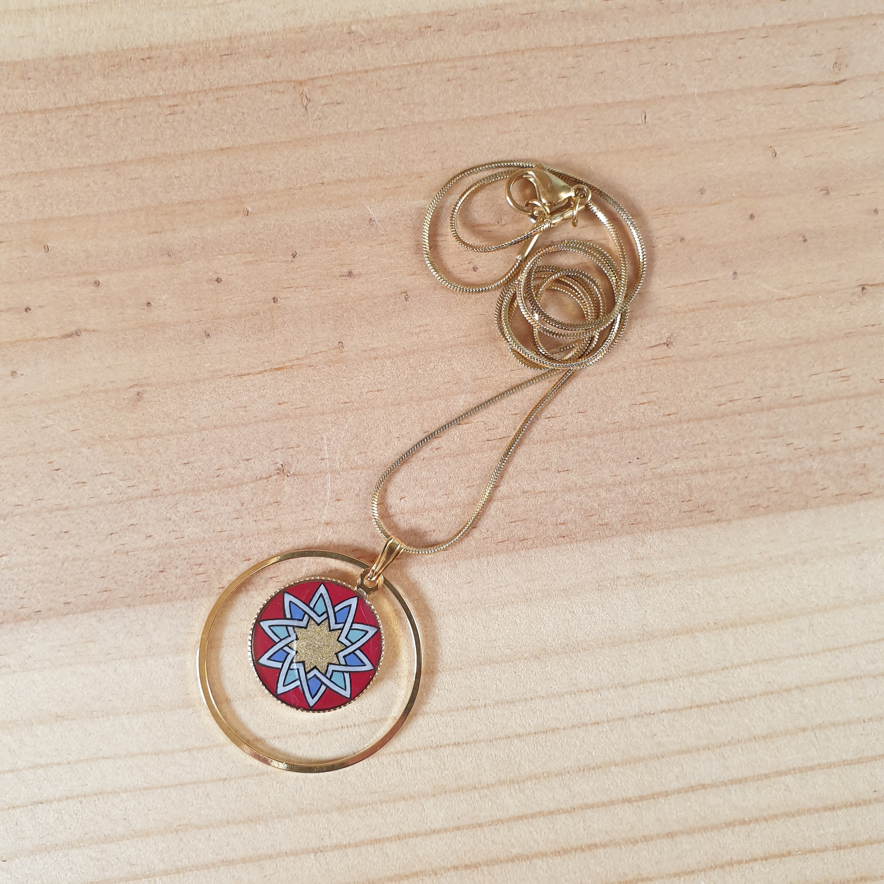 Goud/rood/blauw/groen rozet hanger ketting aan gouden ketting