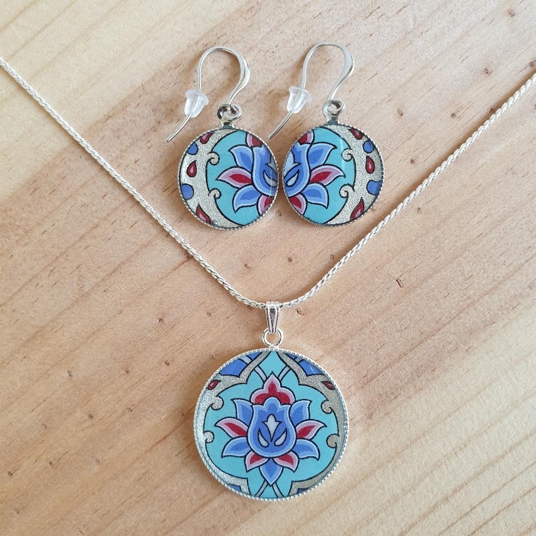 Bloem en arabesk hanger ketting in groen/zilver/blauw/roze aan zilveren ketting
