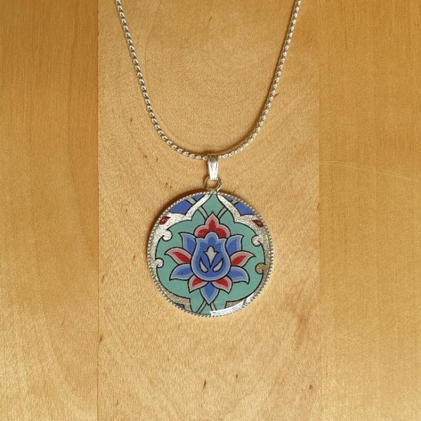 Bloem en arabesk hanger ketting in groen/zilver/blauw/roze aan zilveren ketting