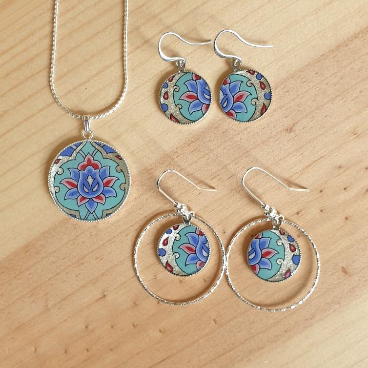 Bloem en arabesk hanger ketting in groen/zilver/blauw/roze aan zilveren ketting