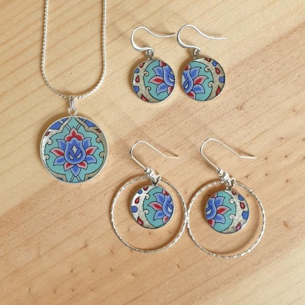 Bloem en arabesk hanger ketting in groen/zilver/blauw/roze aan zilveren ketting