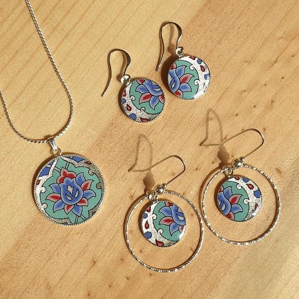 Bloem en arabesk hanger ketting in groen/zilver/blauw/roze aan zilveren ketting
