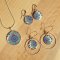 Bloem en arabesk hanger ketting in groen/zilver/blauw/roze aan zilveren ketting