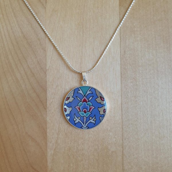 Ketting met bloem en arabesk design blauw/zilver/groen/roze aan zilveren ketting