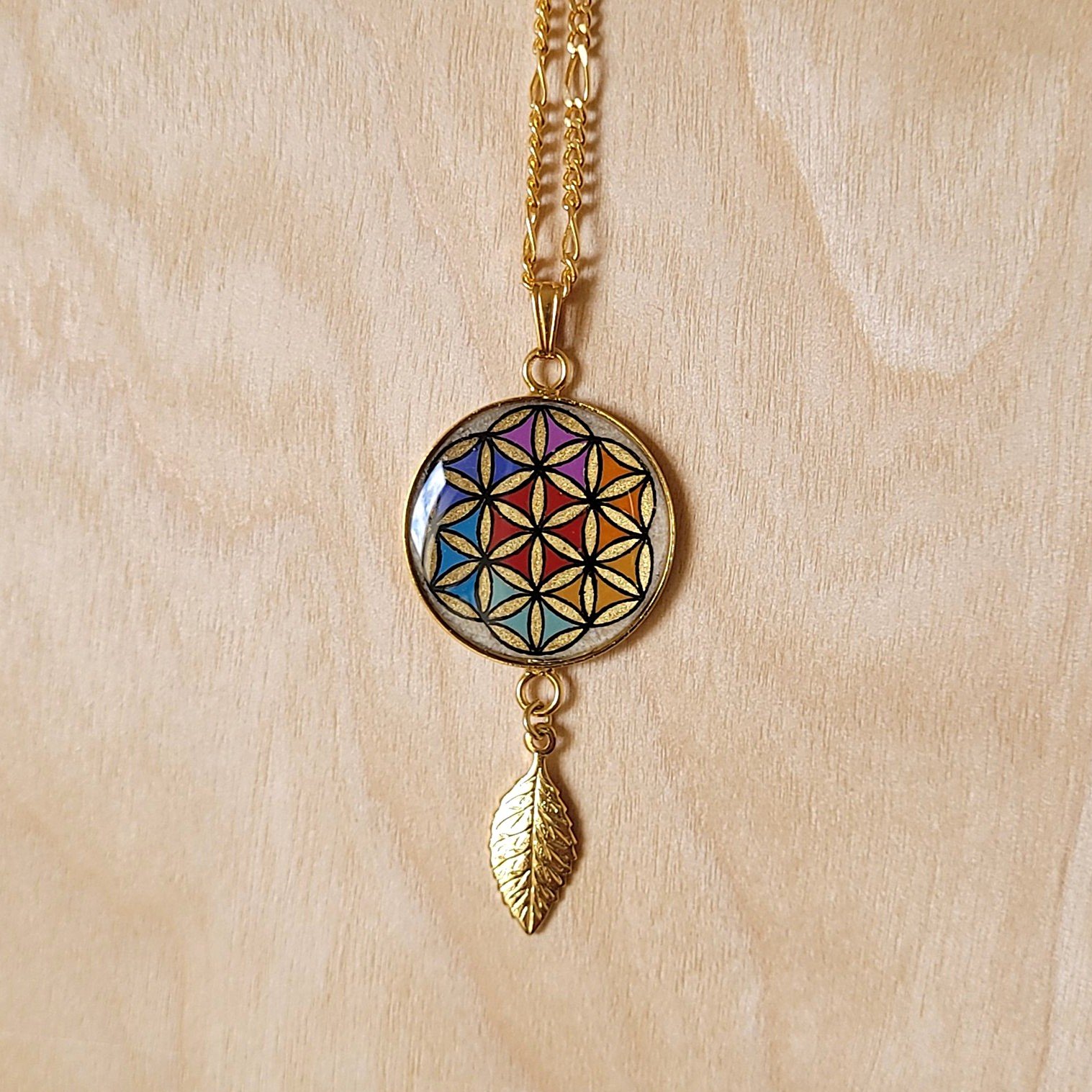 Collier pendentif fleur de vie et feuille or