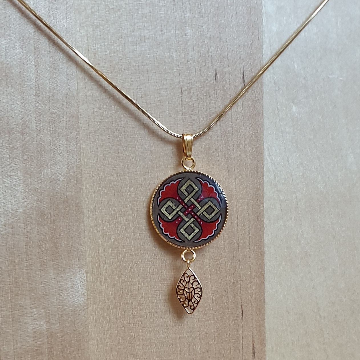 Collier pendentif palmettes et entrelacs or et bleu ou rouge